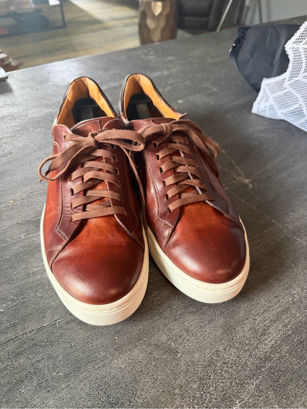 Magnanni Men's Amadeo Burnished Leather Low-Top Sneaker
